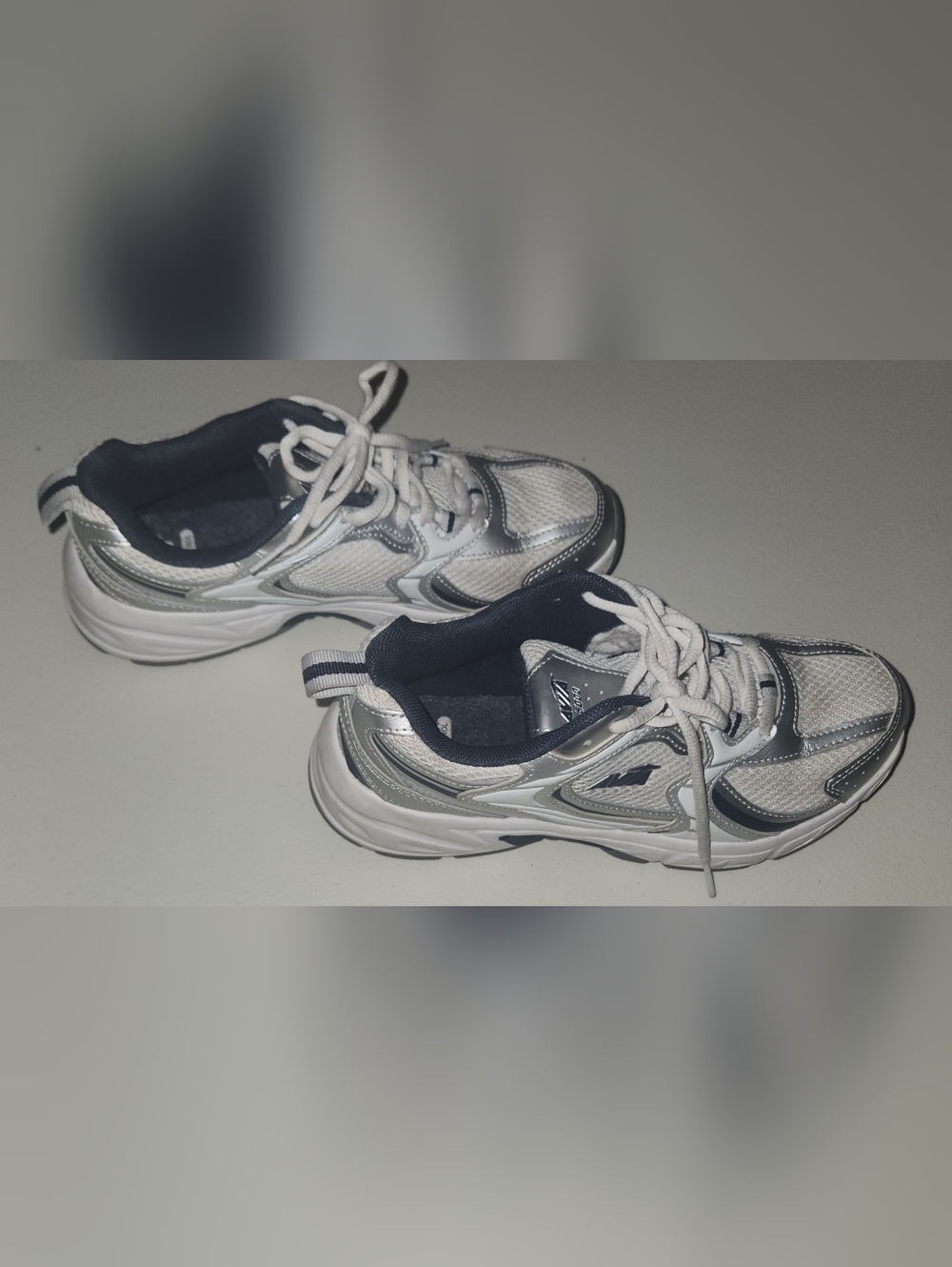 White & Silver Avia 5000 Athletic Sneakers - Size 8 - Picture 7 of 10